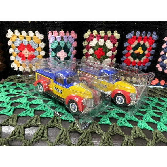 Set of 2 Vintage PEZ Candy Ford 1940 Pick up Truck Diecast 1:2 - Picture 3 of 6